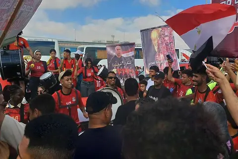 "شرفتونا".. حضور جماهيري غفير لاستقبال بعثة منتخب مصر (صور وفيديو)